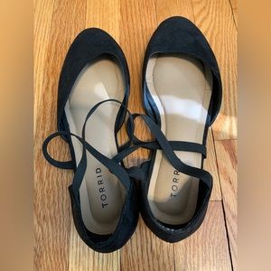 Torrid Womens sz 9.5 W Flats Pointed Toe Cross Strap Black Faux Suede